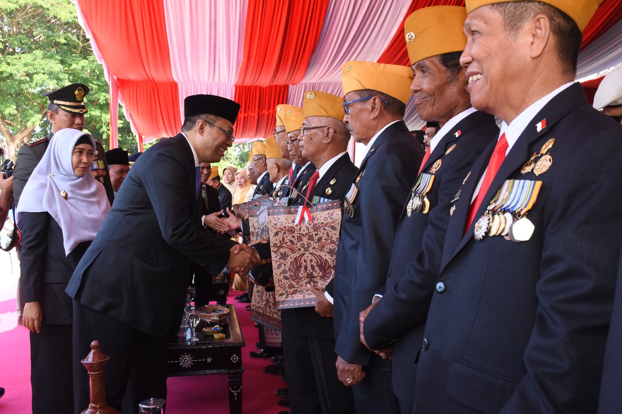 PERINGATI HARI PAHLAWAN, GUBERNUR BERIKAN BINGKISAN KEPADA VETERAN