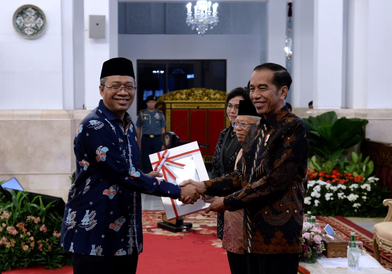 PRESIDEN SERAHKAN DAFTAR ALOKASI TKDD KEPADA PARA GUBERNUR