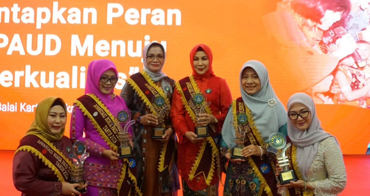 HJ. NIKEN DIKUKUHKAN SEBAGAI BUNDA PAUD BERPRESTASI TINGKAT NASIONAL