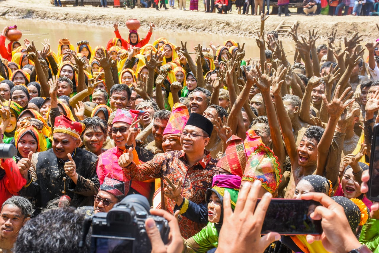 GUBERNUR HADIRI PERAYAAN HUT KE-16 KSB
