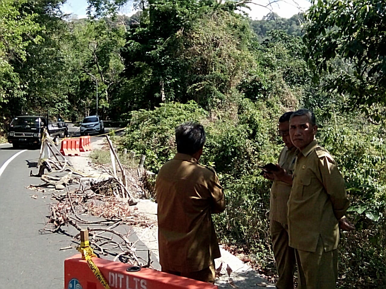JALAN PUSUK SEGERA DIPERBAIKI