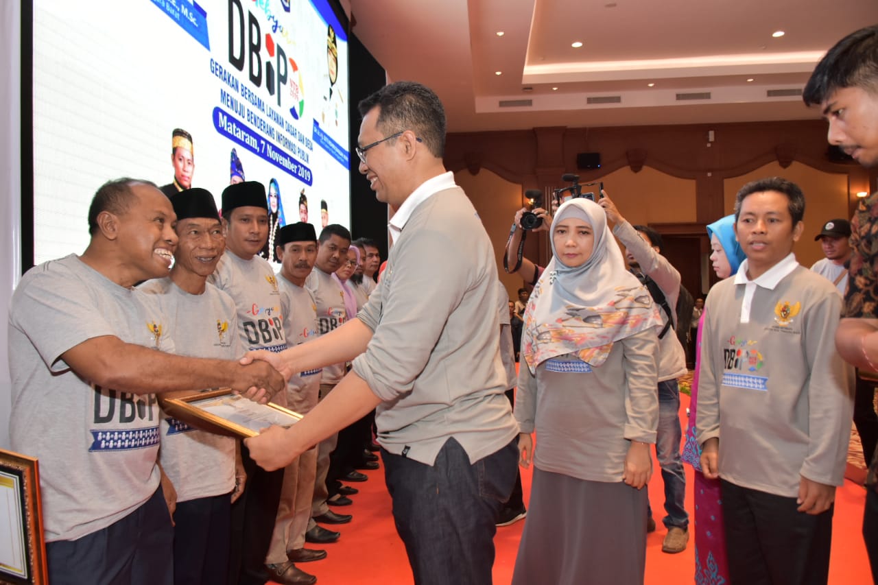 GUBERNUR BERI PENGHARGAAN DESA, SEKOLAH DAN PUSKESMAS BERPRESTASI