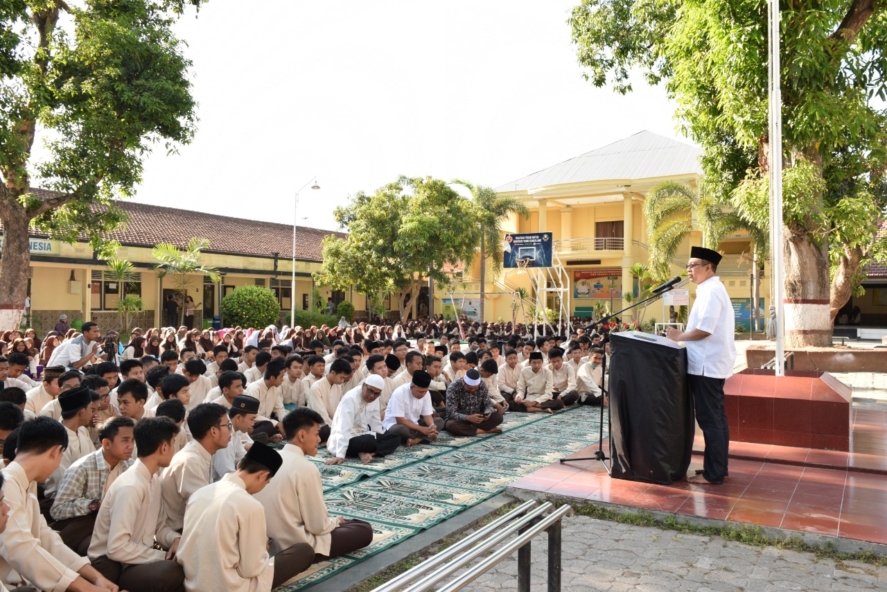 DIKUNJUNGI GUBERNUR, GURU DAN SISWA SMAN 1 MATARAM MERASA SENANG