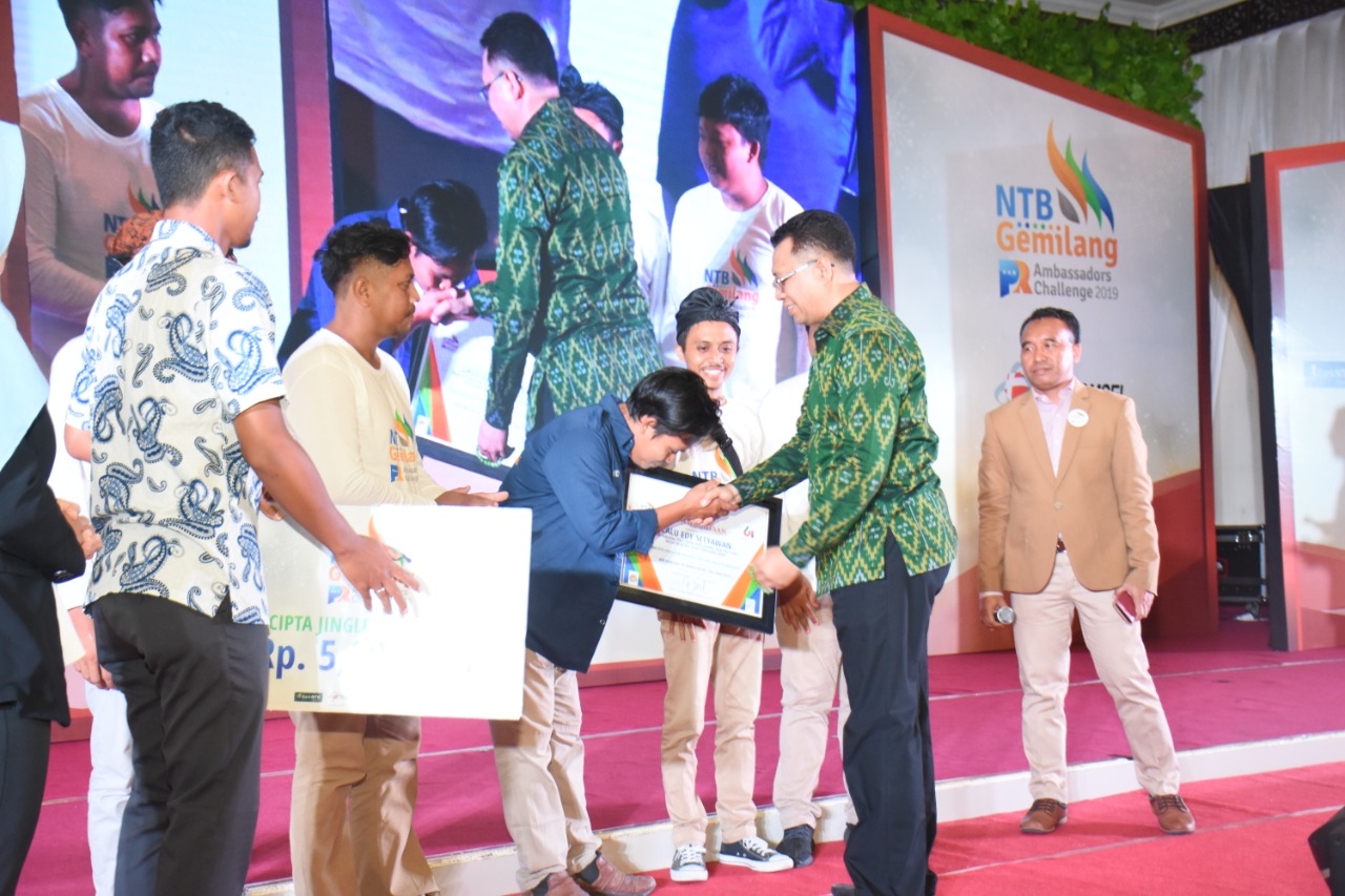 MALAM ANUGERAH NTB GEMILANG PR AMBASSADOR, PENCIPTA LAGU "NTB GEMILANG" DAPAT PENGHARGAAN