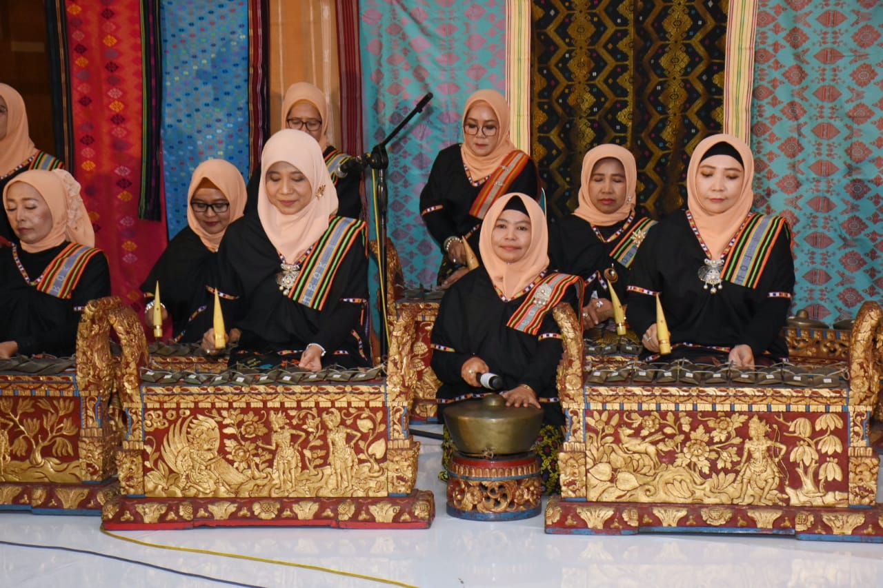 SRIKANDI NTB LIHAI MEMAINKAN GAMELAN DI JAKARTA