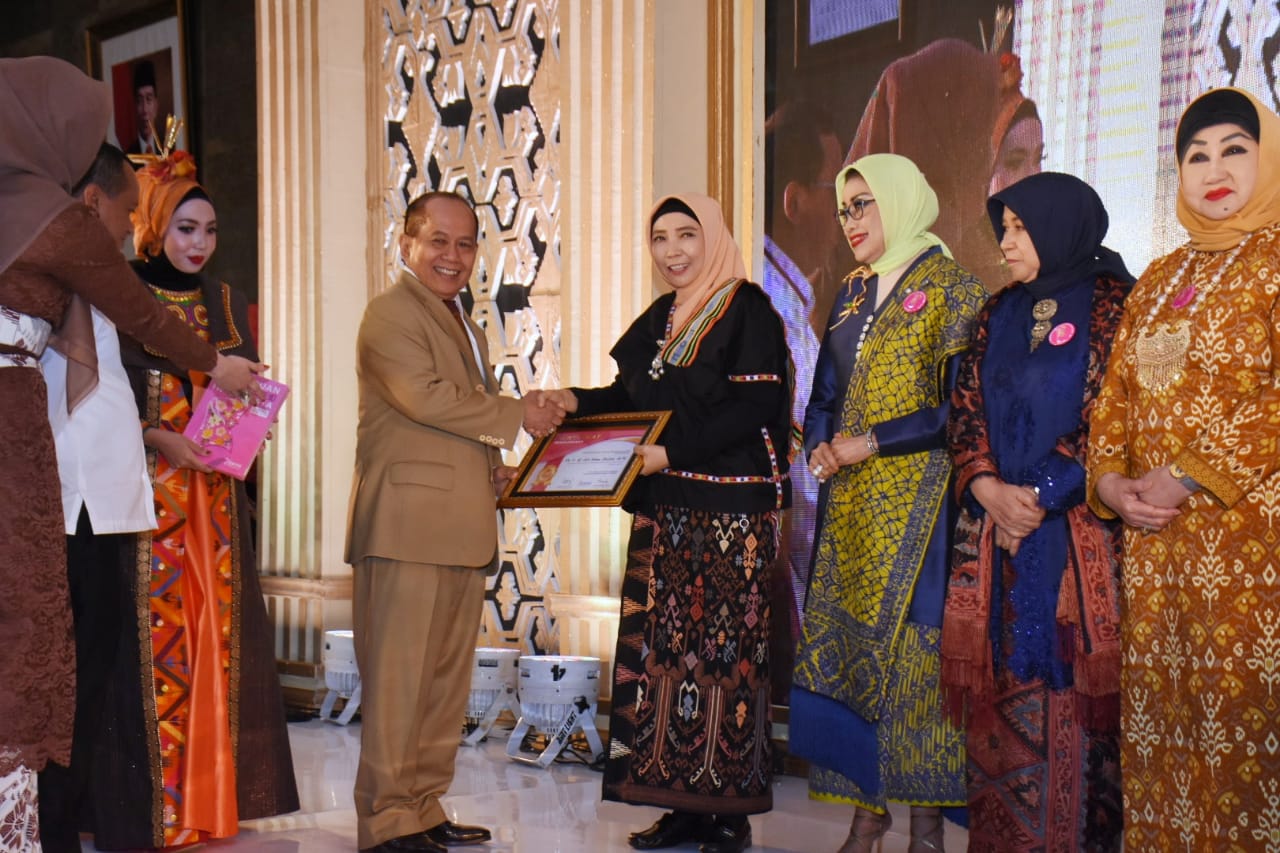 WAKIL GUBERNUR NTB DINOBATKAN SEBAGAI PEREMPUAN INSPIRASI INDONESIA