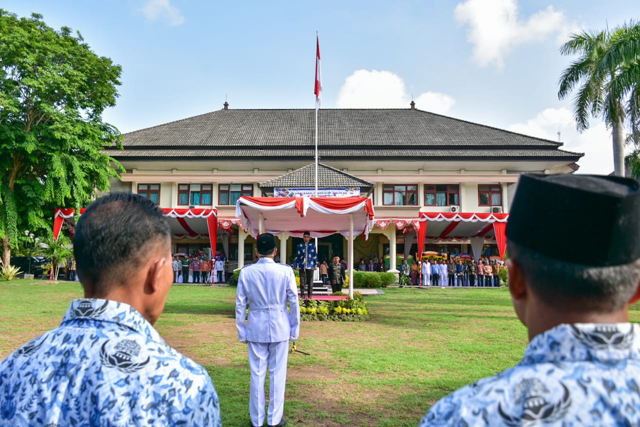 GUBERNUR NTB PIMPIN UPACARA HARI BHAKTI PEKERJAAN UMUM