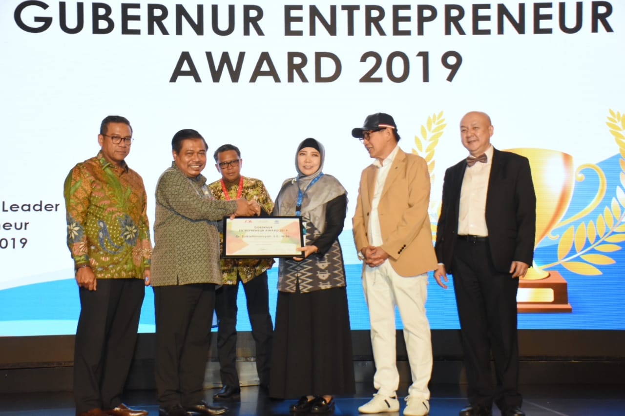 GUBERNUR NTB RAIH PENGHARGAAN REGIONAL LEADER ENTERPRENEUR AWARDS 2019