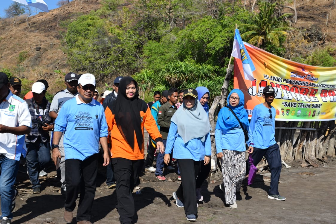 BERSAMA BUPATI BIMA, WAKIL GUBERNUR TANAM POHON DI TELUK BIMA