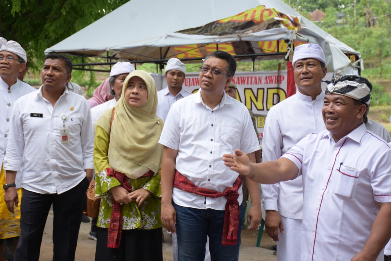 GUBERNUR NTB SIMAKRAMA DENGAN WARGA ARYA WANG BANG PINATIH GERUNG