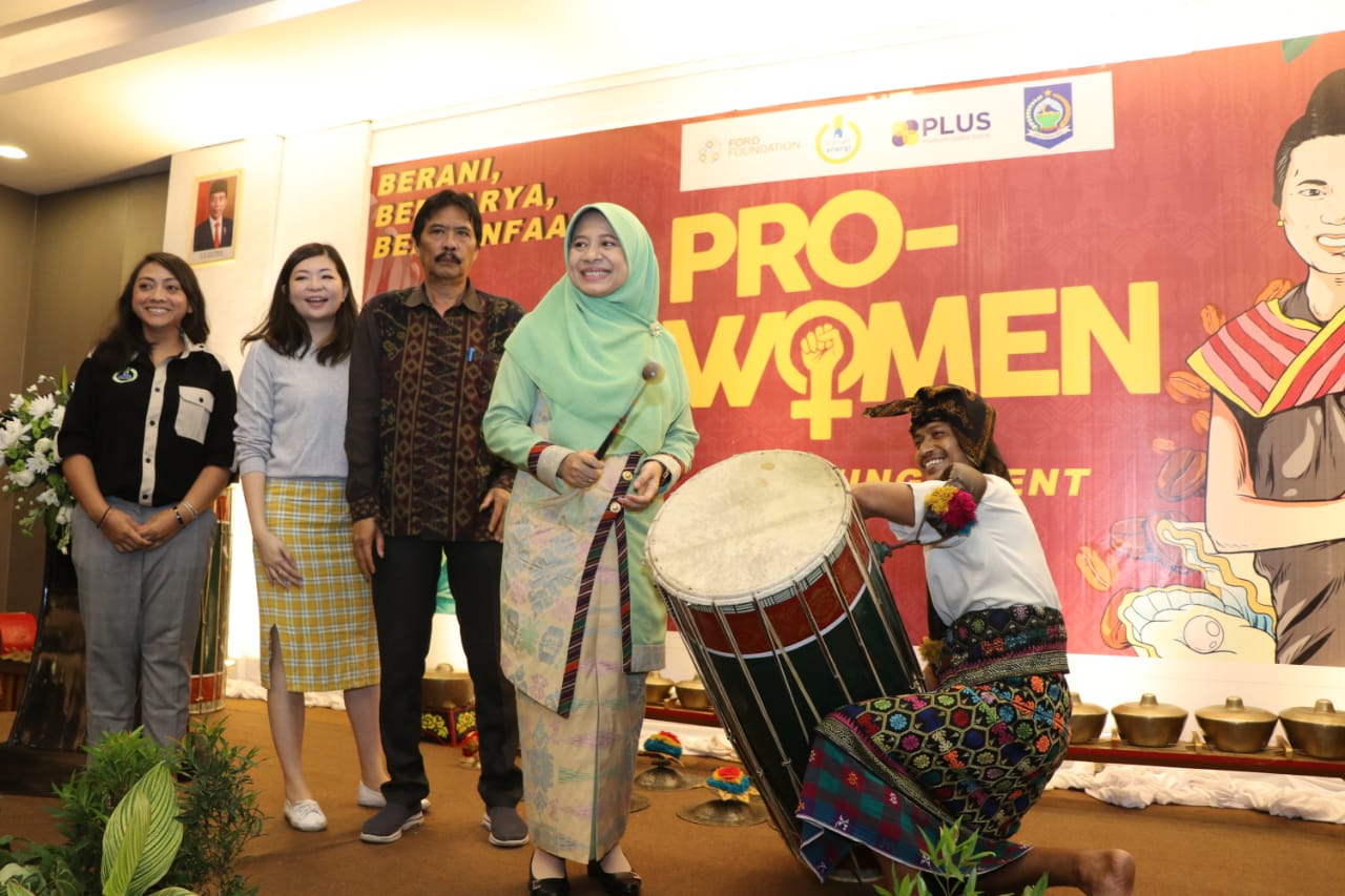 HJ. NIKEN APRESIASI PROGRAM PRO WOMEN OLEH YAYASAN RUMAH ENERGI