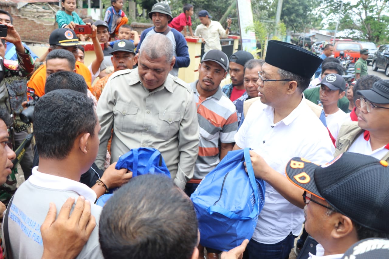 GUBERNUR TEMUI DAN BERI BANTUAN WARGA TERDAMPAK PUTING BELIUNG DI DOMPU