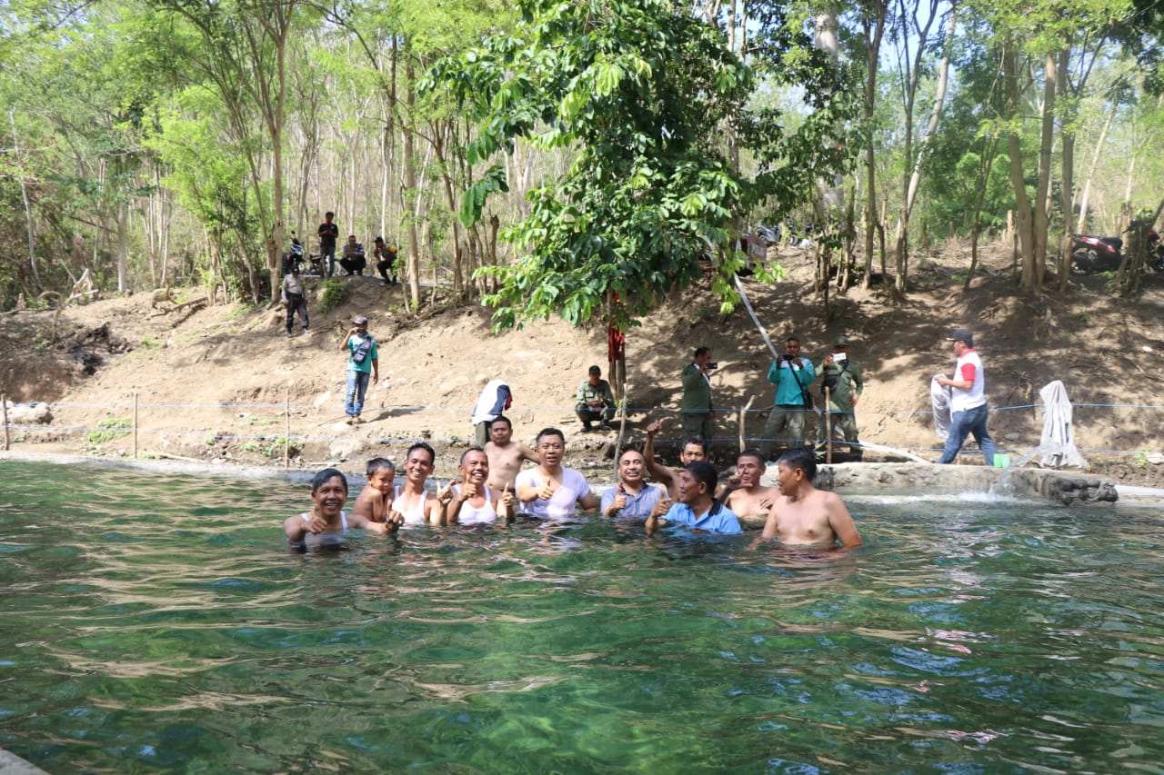 KETIKA GUBERNUR MENIKMATI SEGARNYA MATA AIR KAMPASI DOMPU