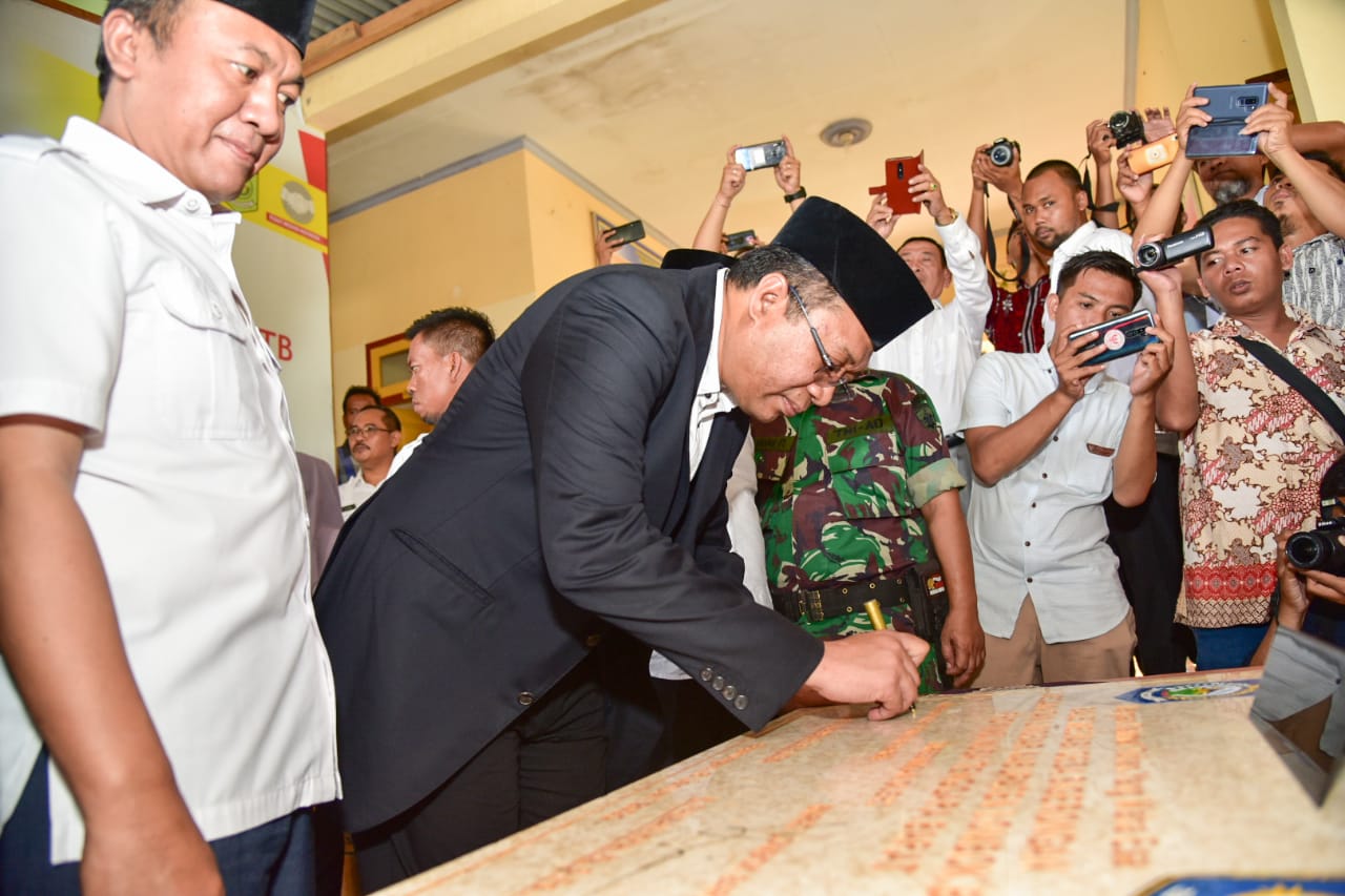 GUBERNUR RESMIKAN BALE MEDIASI DESA SIGERONGAN