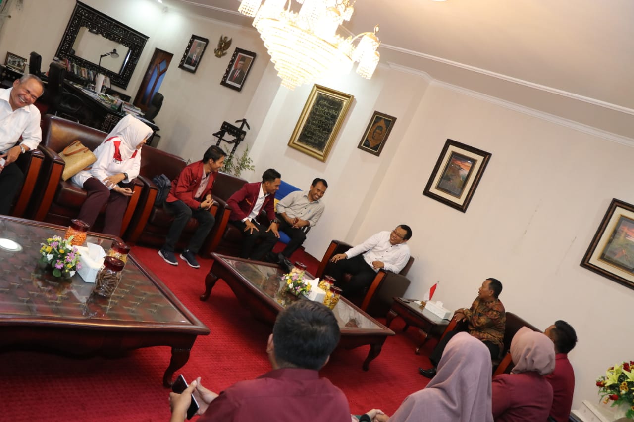 GUBERNUR MINTA MAHASISWA MENJADI KELOMPOK PENEBAR INSPIRASI KE MASYARAKAT
