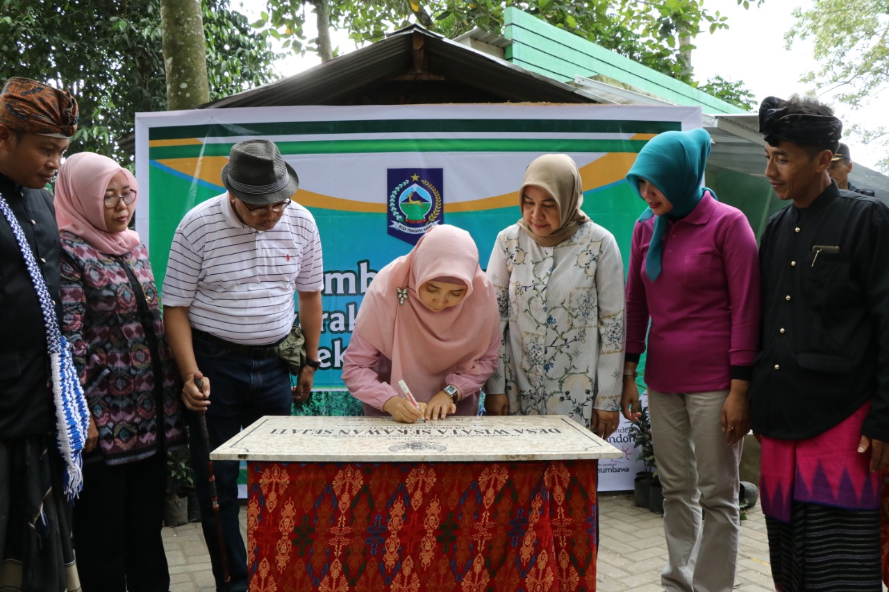 UMMI ROHMI RESMIKAN DESA WISATA SESAOT