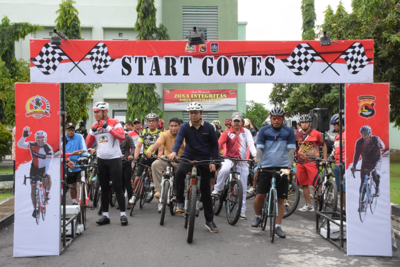 PERPISAHAN KAPOLDA NTB, GUBERNUR GOWES DAN BAGI BINGKISAN KE PETUGAS KEBERSIHAN
