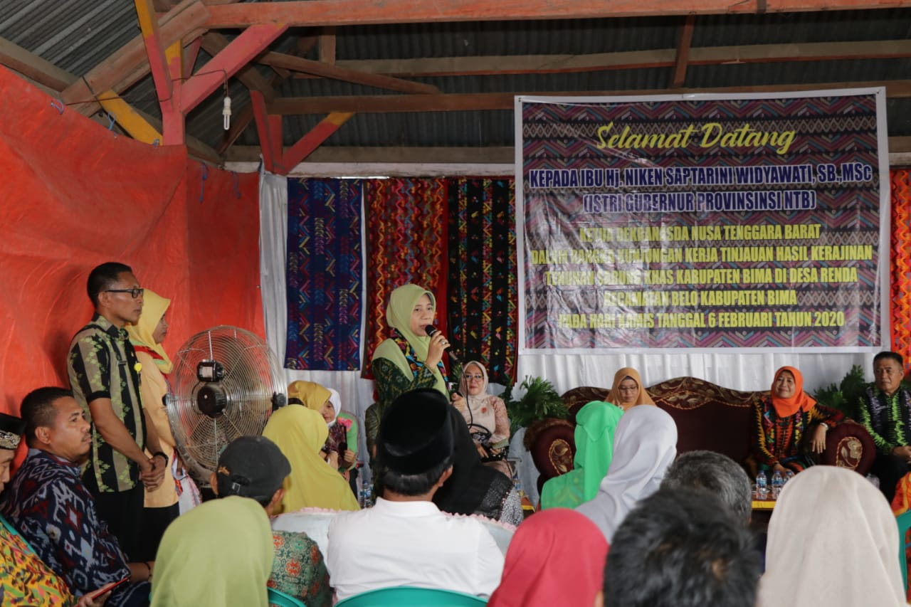 HJ. NIKEN BERI SEMANGAT PARA PENGRAJIN DI RENDA