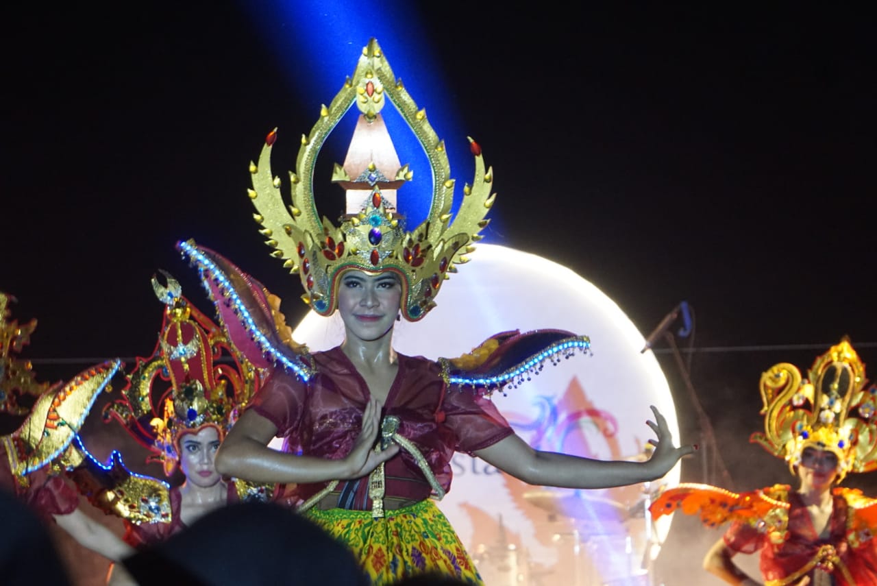 GUBERNUR DAN BUPATI LOTENG SATU PANGGUNG, MALAM PUNCAK FESTIVAL PESONA BAU NYALE BERLANGSUNG MERIAH