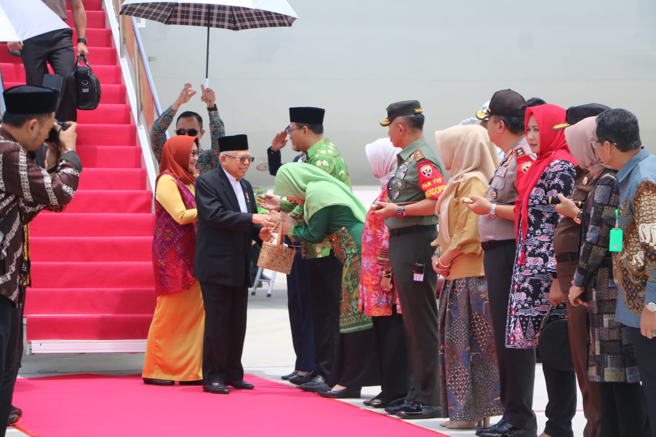 TIBA DI BANDARA, WAPRES DISAMBUT GUBERNUR NTB DAN FKPD