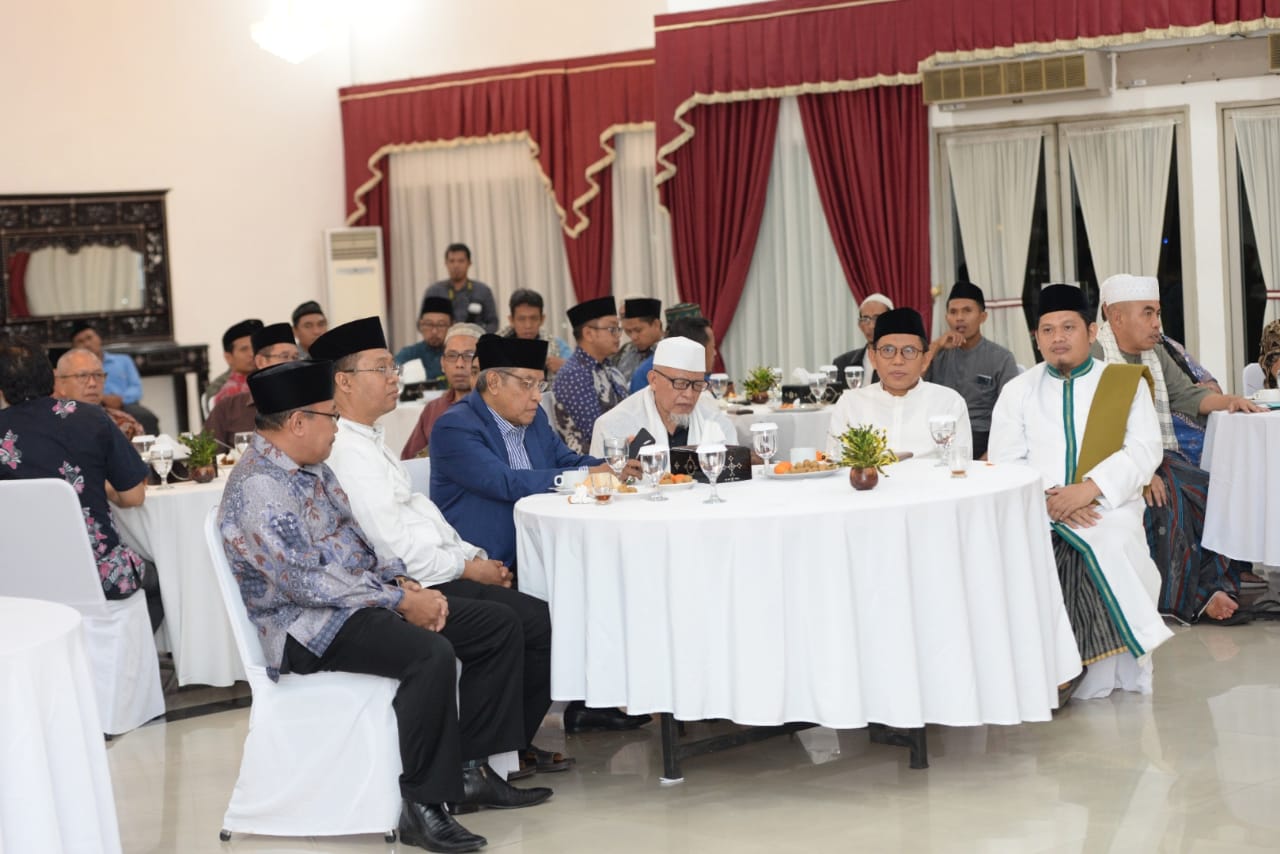 DI MEJA MAKAN, KEAKRABAN GUBERNUR-KETUA PBNU BEGITU MENYEJUKKAN