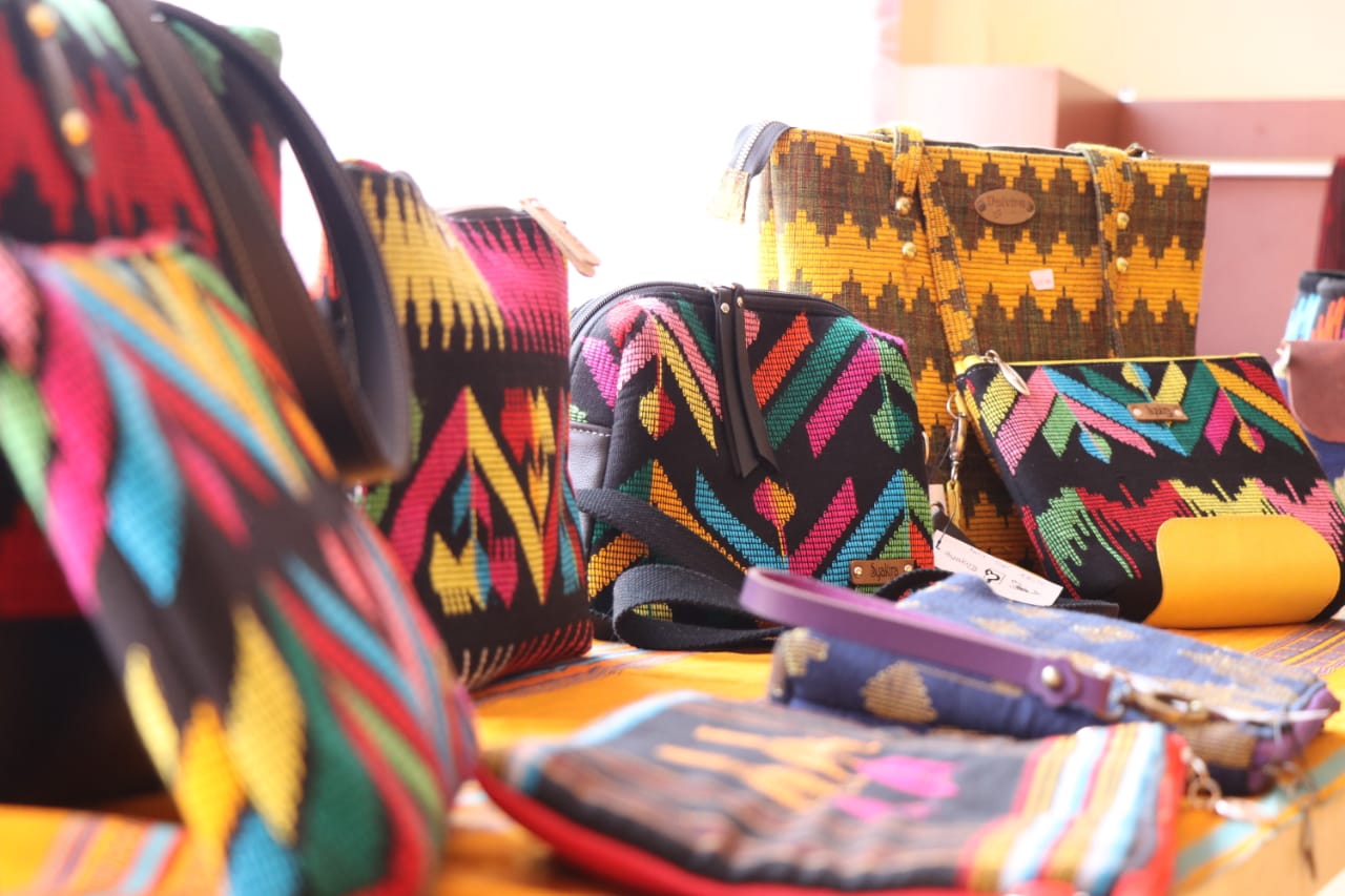 KERAJINAN TENUN BIMA DIHARAPKAN BISA DUKUNG NTB SEBAGAI PUSAT BUSANA MUSLIM