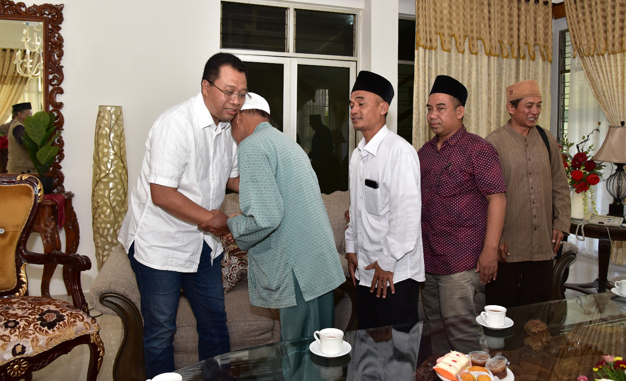 GUBERNUR MENERIMA SILATURRAHIM PENGURUS MASJID JAMI' AL-AKBAR MASBAGIK DI PENDOPO, Selasa 25 Februari 2020