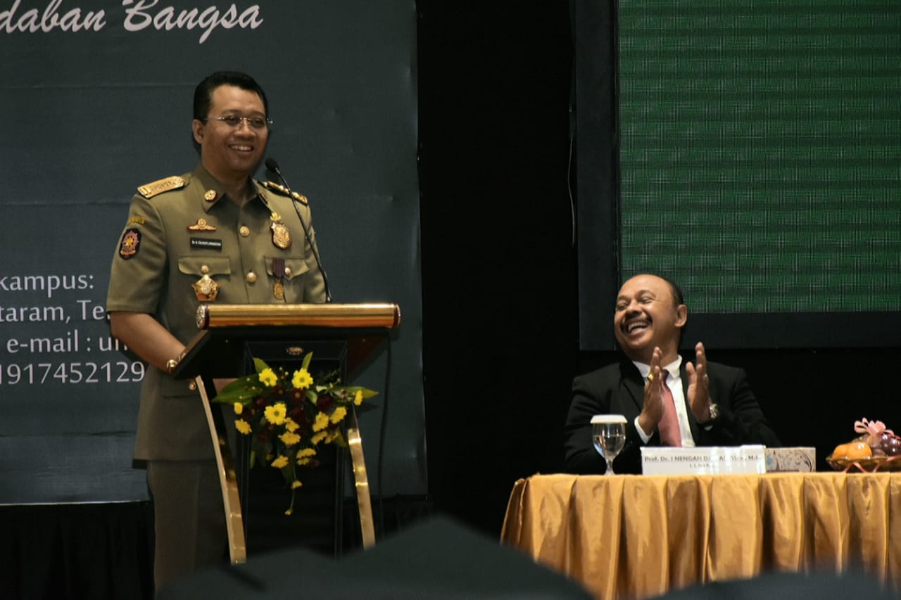 GUBERNUR DAN MENDAGRI BERI SEMANGAT LULUSAN UNU NTB