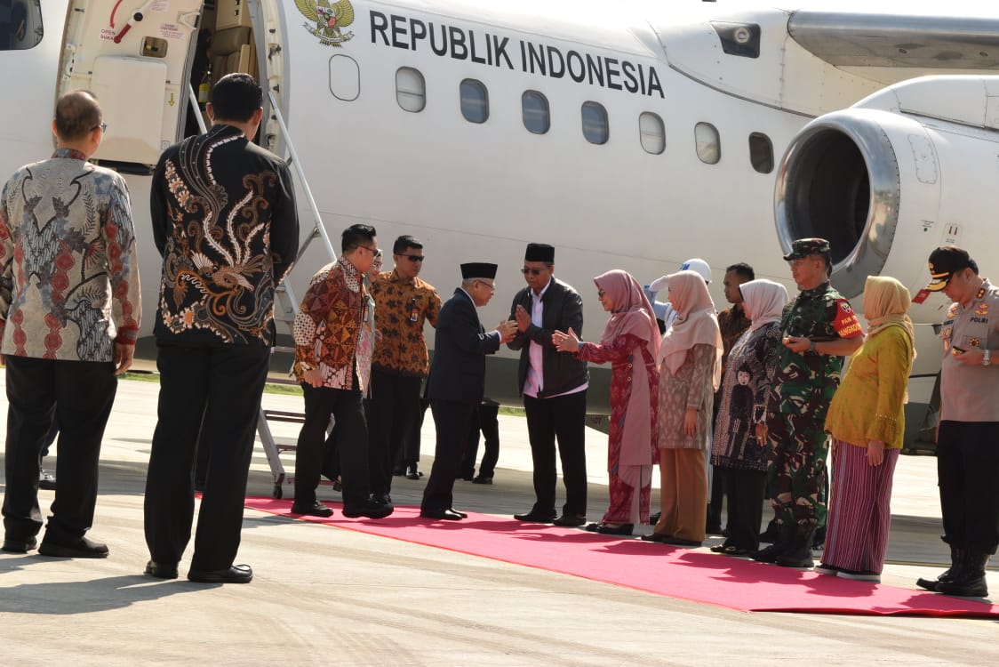 Menyambut kedatangan Wakil Presiden RI