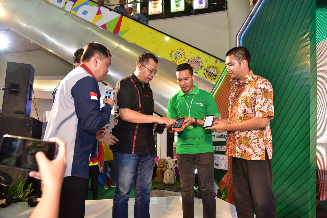 GUBERNUR BUKA BANK SYARIAH GELEGAR EXPO II