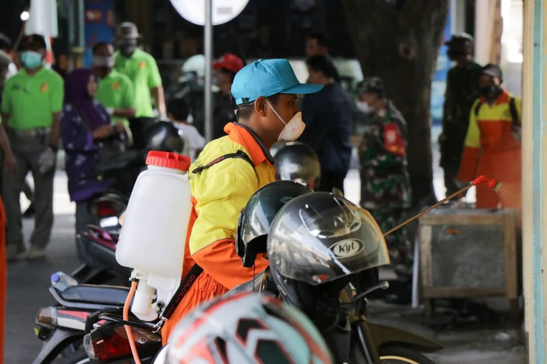 PEMERINTAH BERSAMA TNI DAN POLRI LAKUKAN PENYEMPROTAN DISINFEKTAN DI PASAR TRADISIONAL