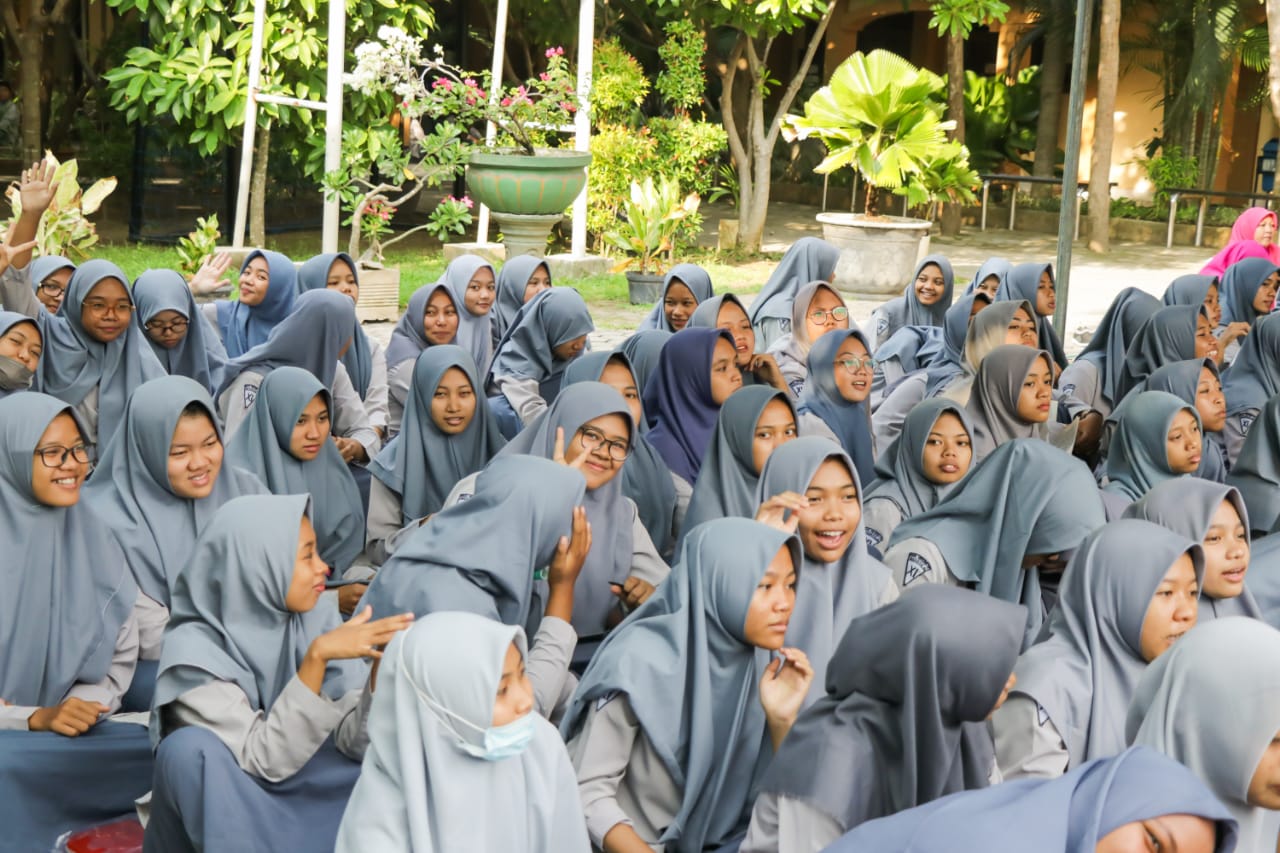 HJ. NIKEN AJAK SISWA IKUT BERKONTRIBUSI WUJUDKAN NTB GEMILANG