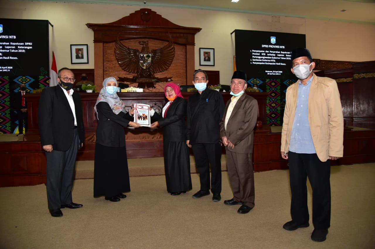 WAGUB SAMPAIKAN PERKEMBANGAN PENANGANAN COVID-19 DI RAPAT PARIPURNA DPRD NTB