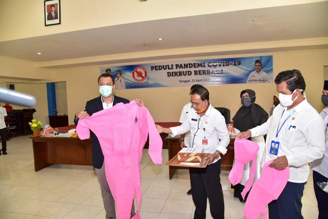 GUBERNUR BANGGA SMKN 4 MATARAM BISA PRODUKSI APD