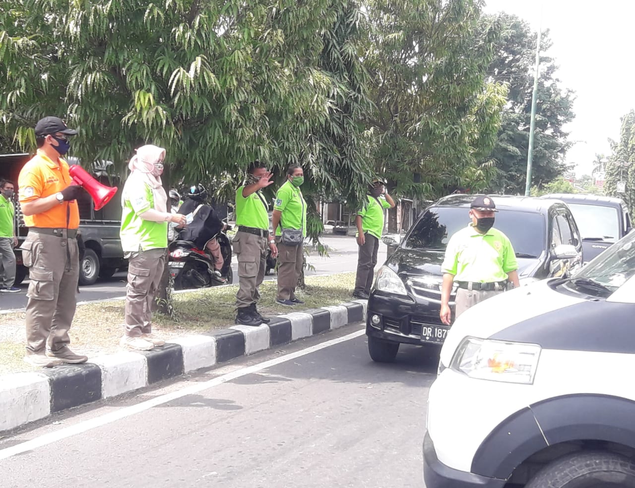 CEGAH COVID-19, PEMERINTAH RUTIN PATROLI DAN EDUKASI WARGA