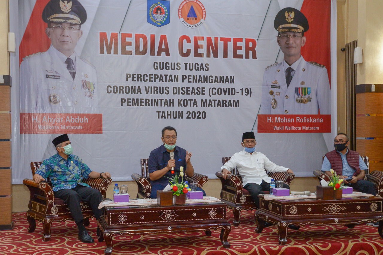 GUBERNUR DAN WALIKOTA MATARAM SERAHKAN PAKET BANTUAN JPS COVID-19