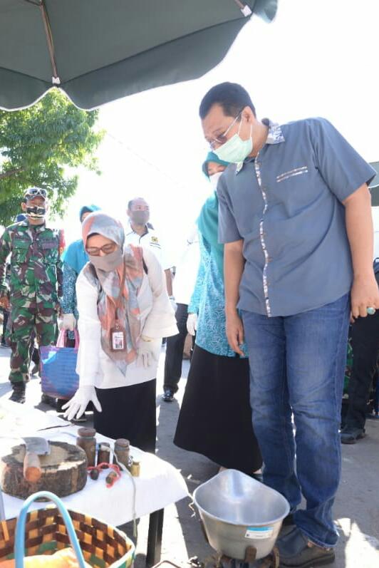 SEJUMLAH PASAR TRADISIONAL MULAI TERAPKAN KONSEP PHYSICAL DISTANCING