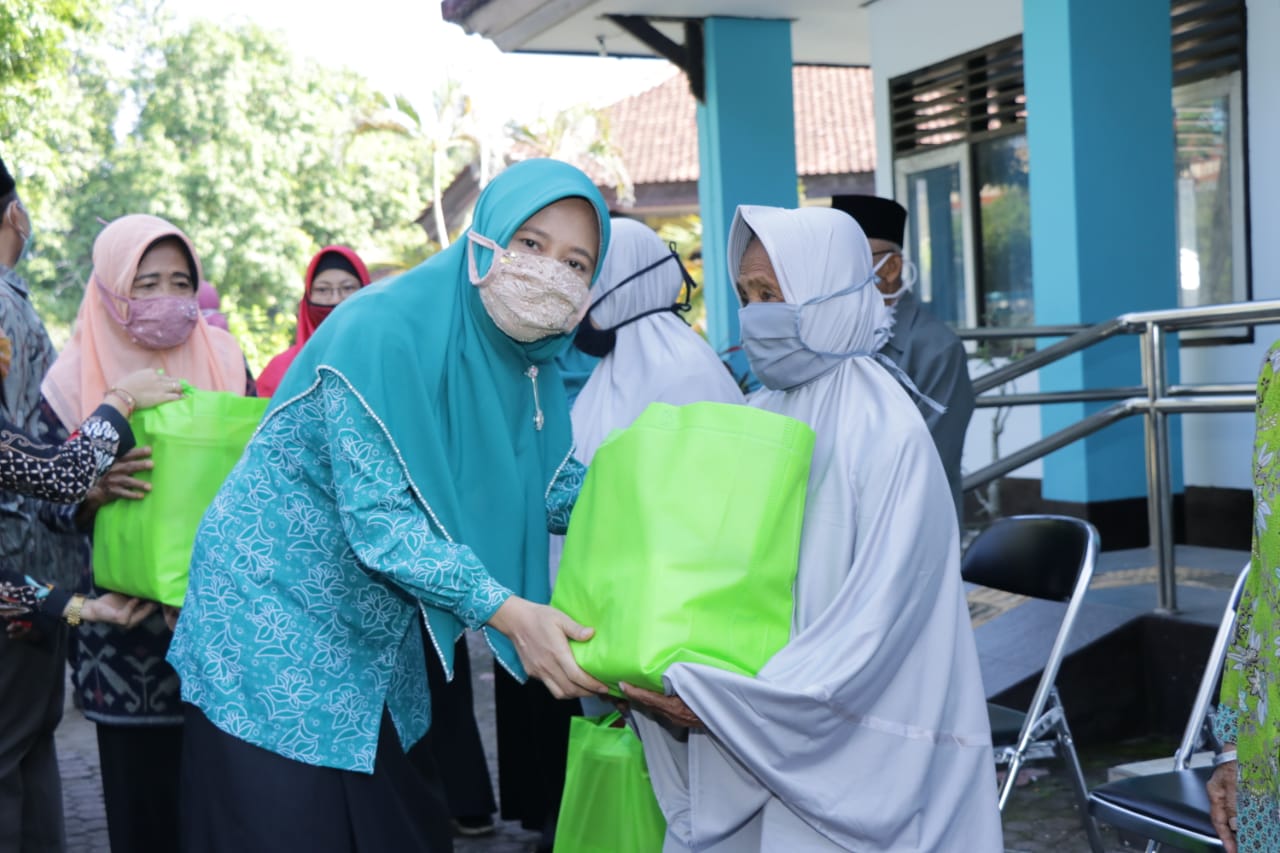 WARGA BSLU MANDALIKA DIBERIKAN BANTUAN DAN SOSIALISASI PENANGANAN COVID-19