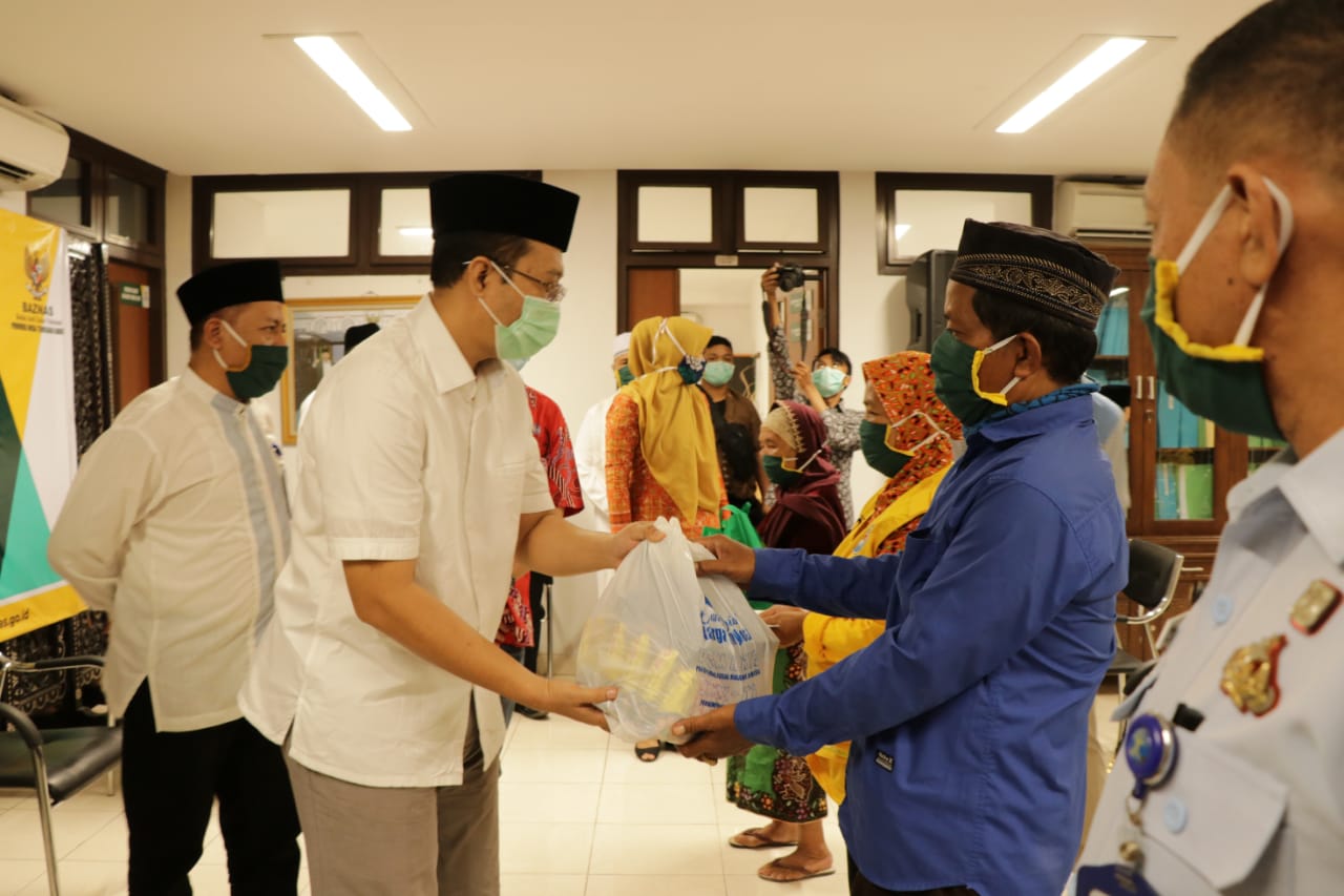 BAZNAS BAGI SEMBAKO, GUBERNUR NTB MINTA PAKAI PRODUK LOKAL