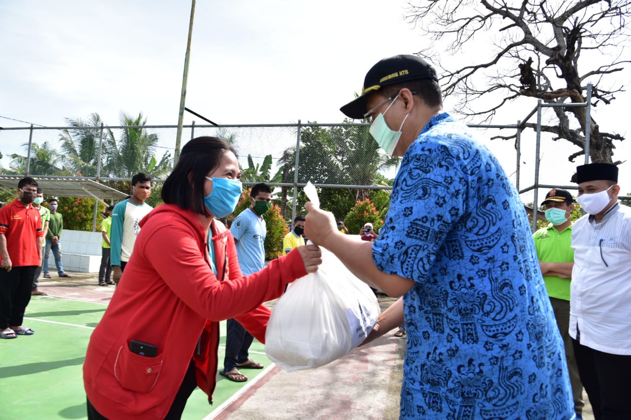 GUBERNUR NTB BANTU MAHASISWA DI ASRAMA STAHN GDE PUDJA