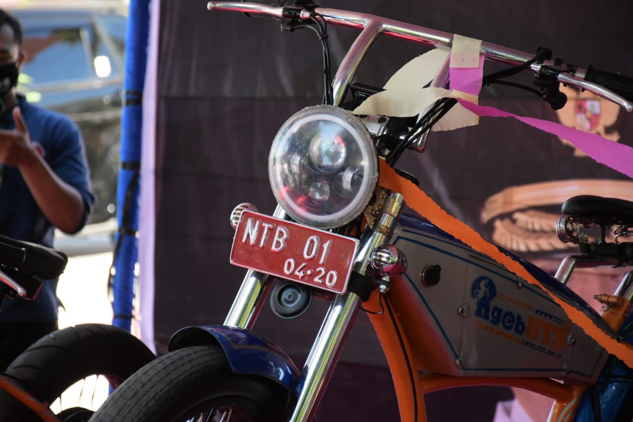 GUBERNUR LUNCURKAN NgebUTS, SEPEDA MOTOR LISTRIK ASLI BUATAN NTB