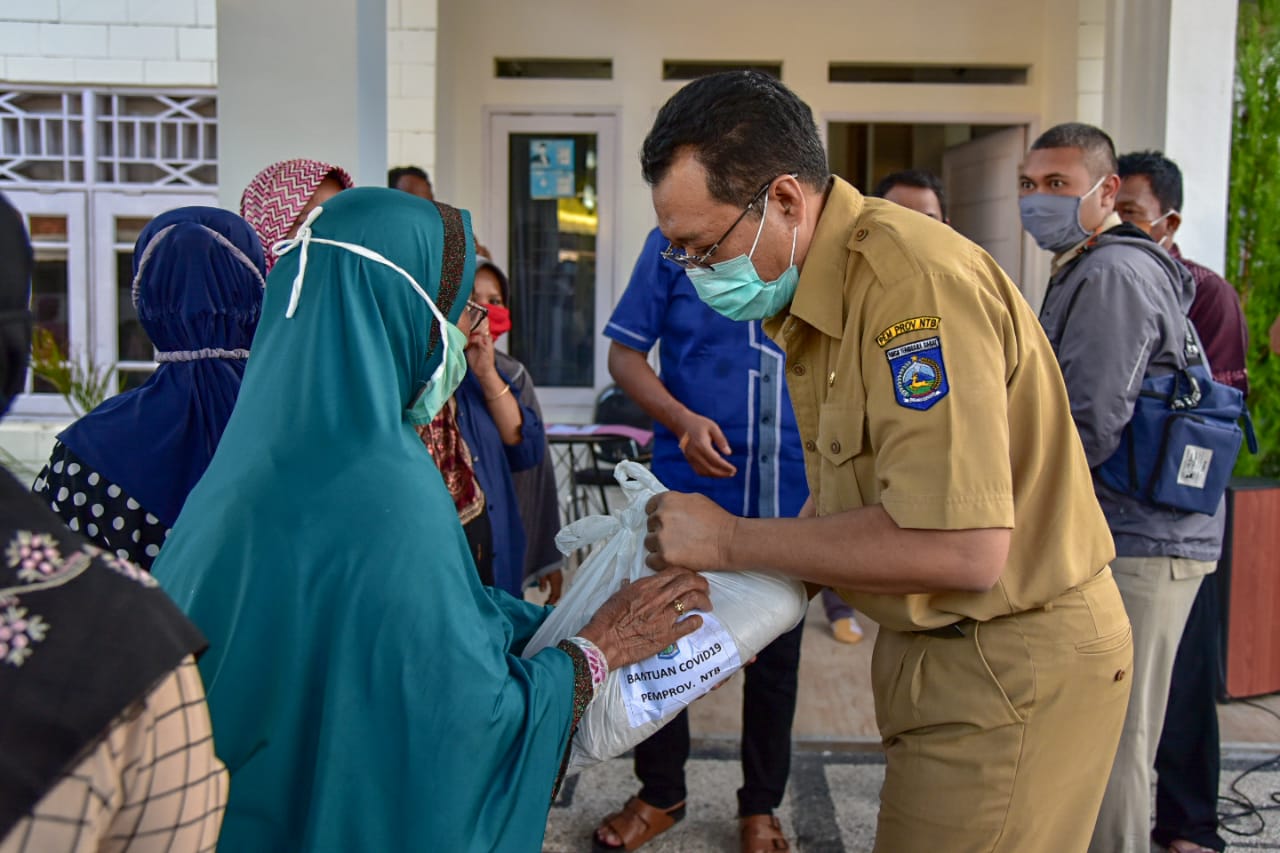 GUBERNUR NTB SAPA WARGA CAKRA SELATAN DAN PAGUTAN TIMUR
