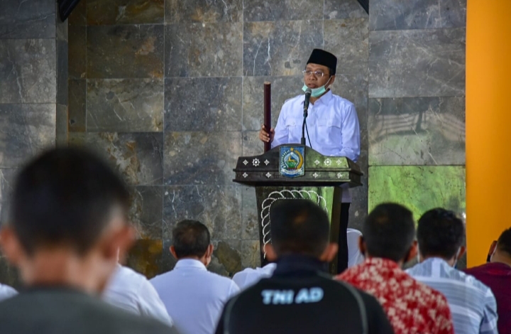 JADI KHATIB DAN IMAM SALAT JUM'AT DI MASJID AL-AMIN, INI ISI KHOTBAH GIBERNUR