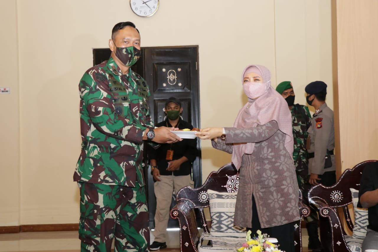 GUBERNUR NTB, KETUA TP. PKK PROV. NTB BESERTA WAGUB NTB SAMBUT DANREM 162/WB