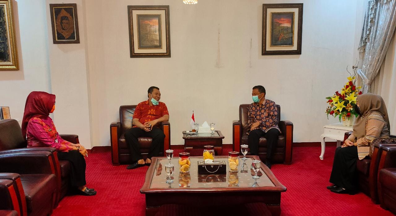 SAMBUT KEPALA BKKBN NTB, GUBERNUR SERUKAN PENYALURAN MASKER PRODUK LOKAL UNTUK ANAK