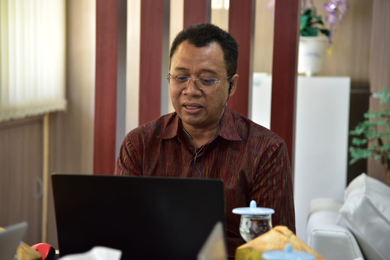GUBERNUR : LIBRARY CAFE TEROBOSAN LUAR BIASA BPKP NTB