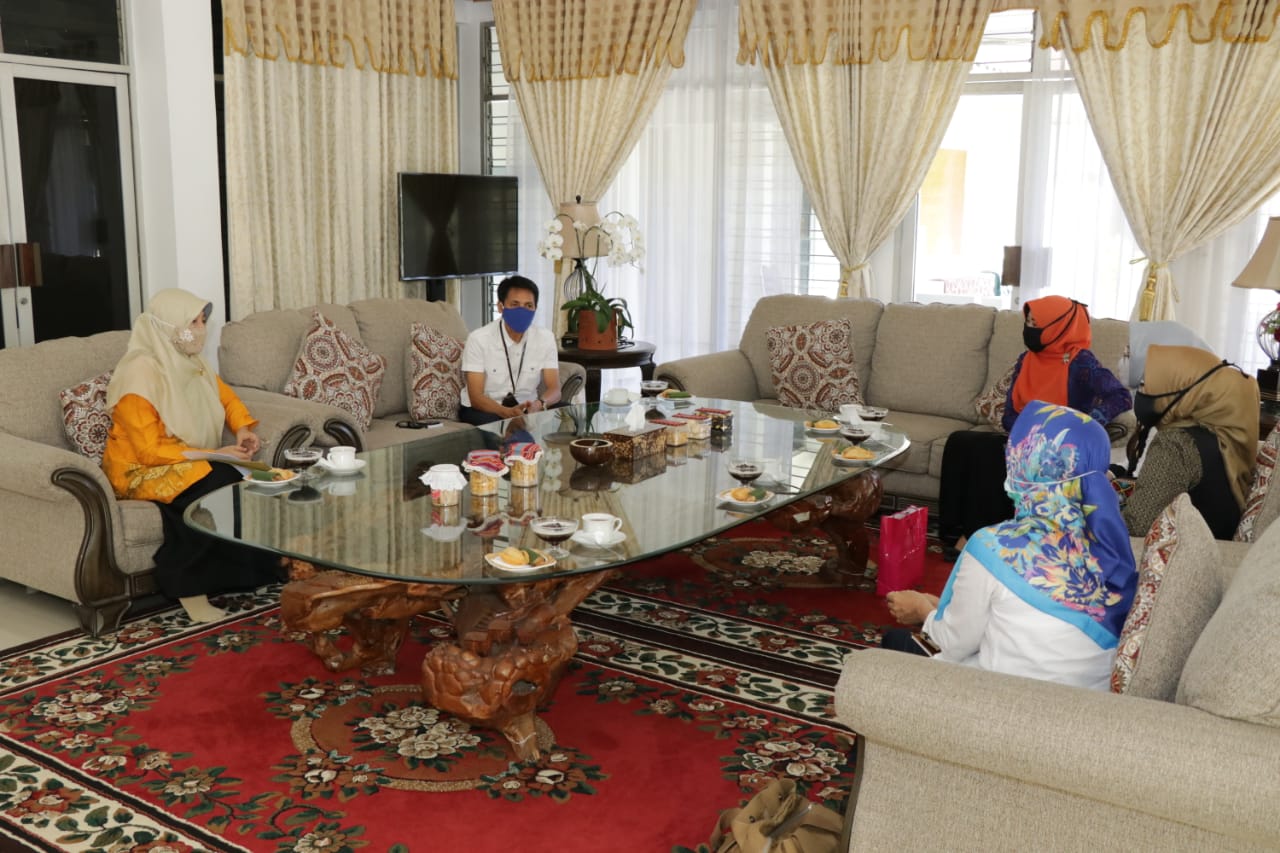 TERIMA KUNJUNGAN TP. PKK LOBAR, HJ. NIKEN INGATKAN KADER POSYANDU SOAL PROTOKOL COVID-19