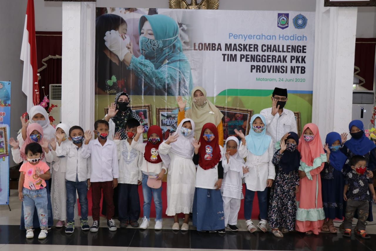 BUNDA NIKEN UMUMKAN DAN SERAHKAN HADIAH MASKER CHALLANGE TP. PKK NTB