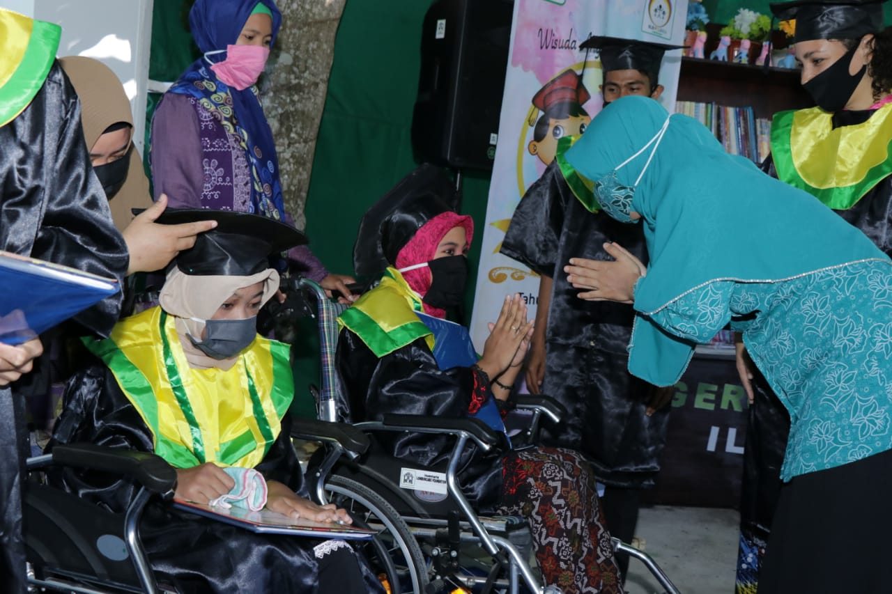 BUNDA NIKEN HADIRI WISUDA SDLB PELANGI LOMBOK CARE