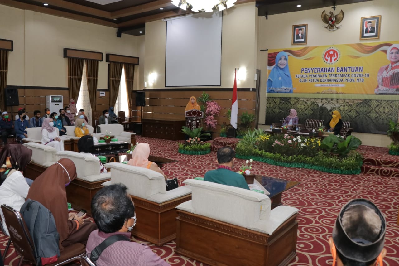 DEKRANASDA SERAHKAN BANTUAN KEPADA PENGRAJIN DI KOTA MATARAM